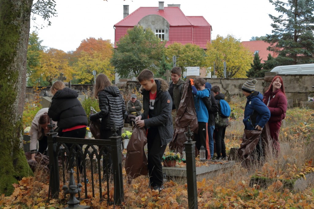młodzież sprząta cmentarz w Wejherowie