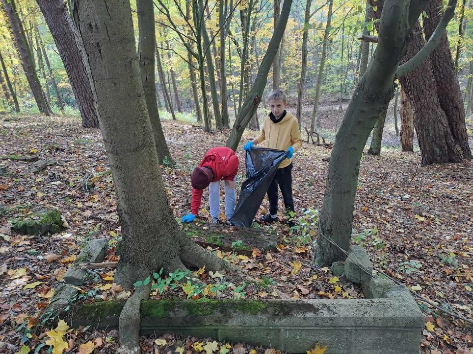 chłopcy sprzątają cmentarz żydowski w Bolszewie