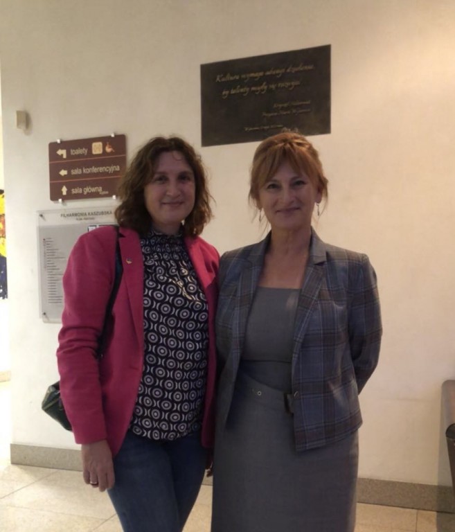 dr Magdalena Sacha i Jolanta Różyńska pozują do zdjęcia