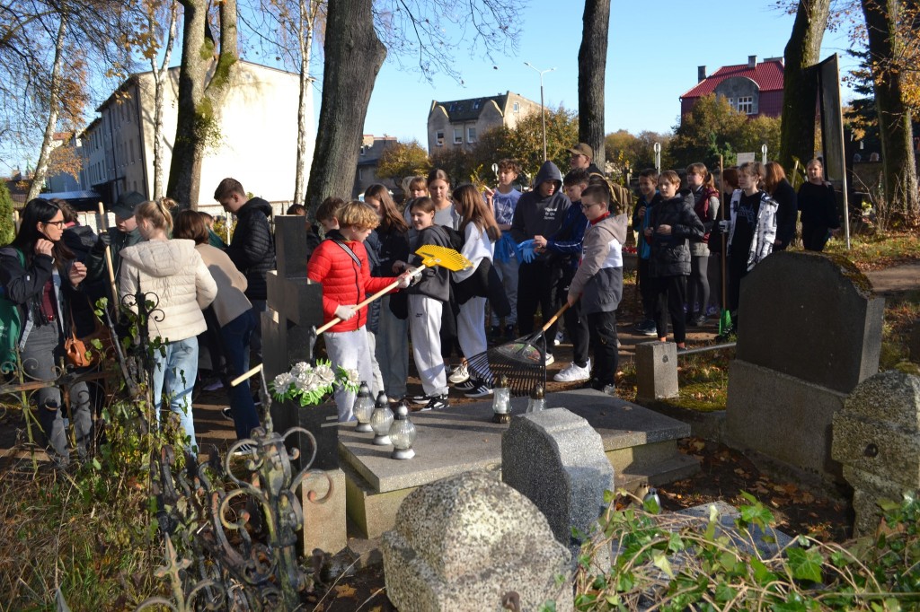 dzieci porządkują wejherowski cmentarz