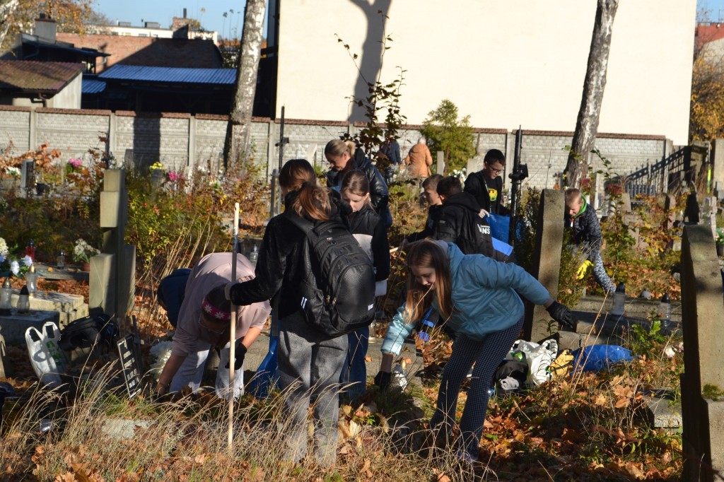 grupa młodzieży porządkuje cmentarz w Wejherowie