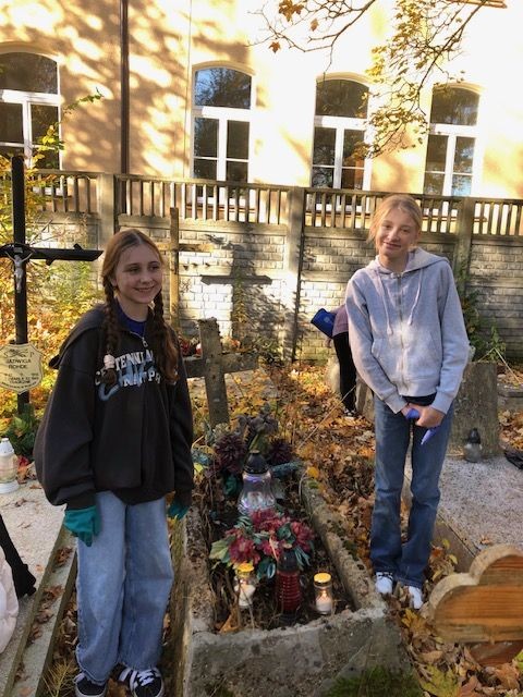 uczennice przy nagrobku na starym cmentarzu w Wejherowie