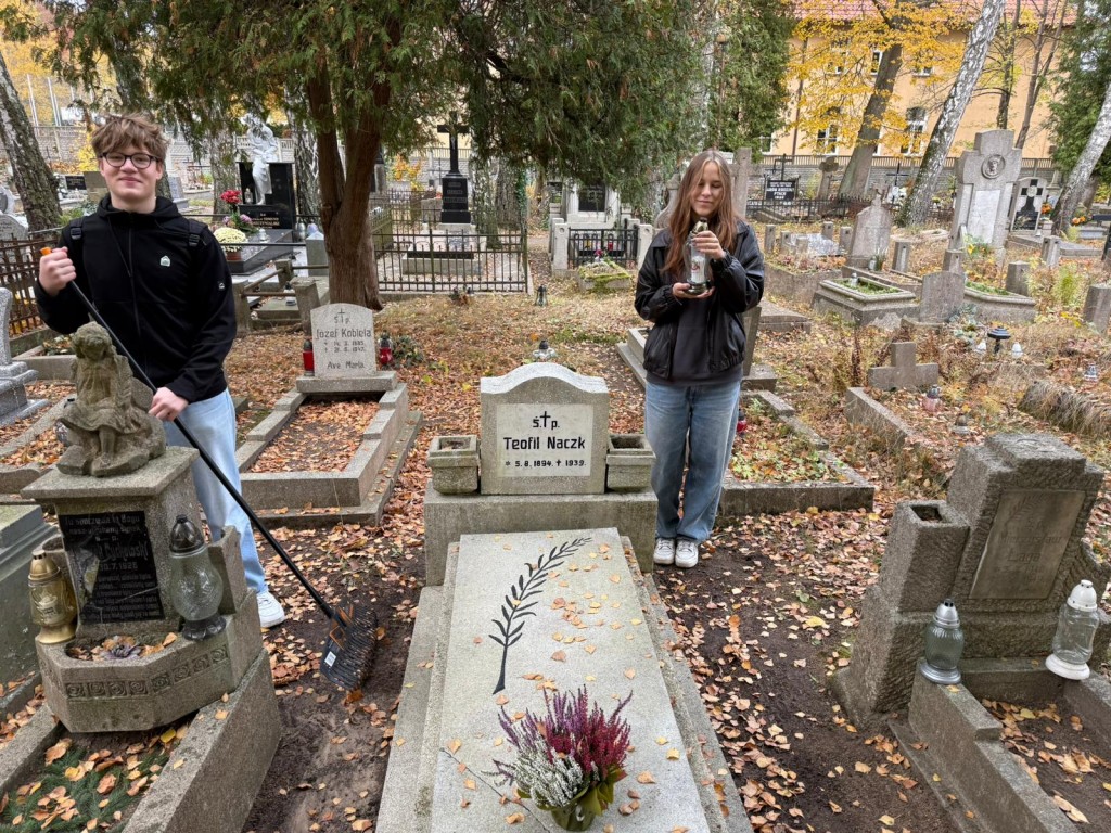 uczniowie sprzątają cmentarz w Wejherowie