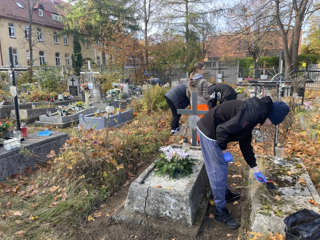 młodzież porządkuje stary cmentarz w Wejherowie