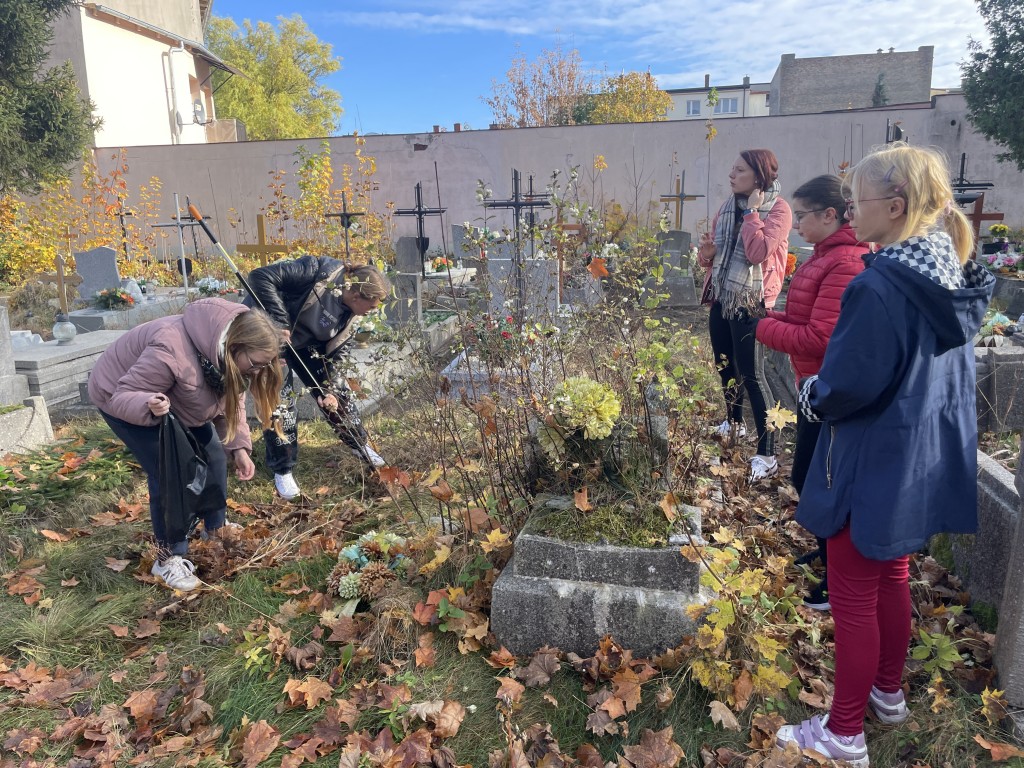 uczniowie porządkują stary cmentarz w Wejherowie