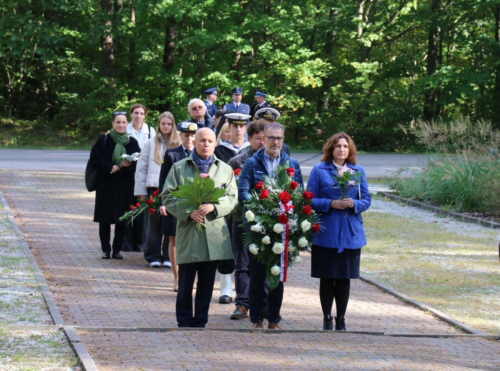delegacje składają wieńce przed pomnikiem w Lesie Piaśnickim