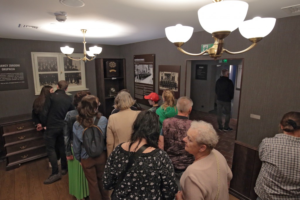 goście oglądają wystawę Muzeum Piaśnickie podczas nocy muzeów