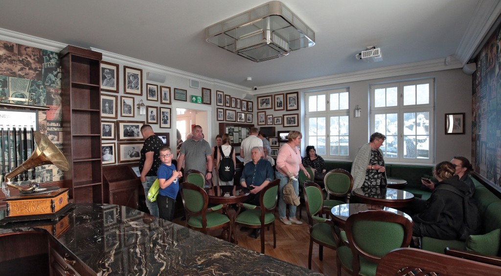 goście oglądają wystawę podczas nocy muzeów 2024