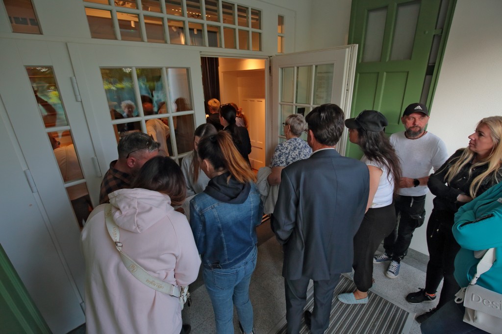 goście wchodzą do Muzeum Piaśnickiego w Wejherowie podczas Nocy Muzeów