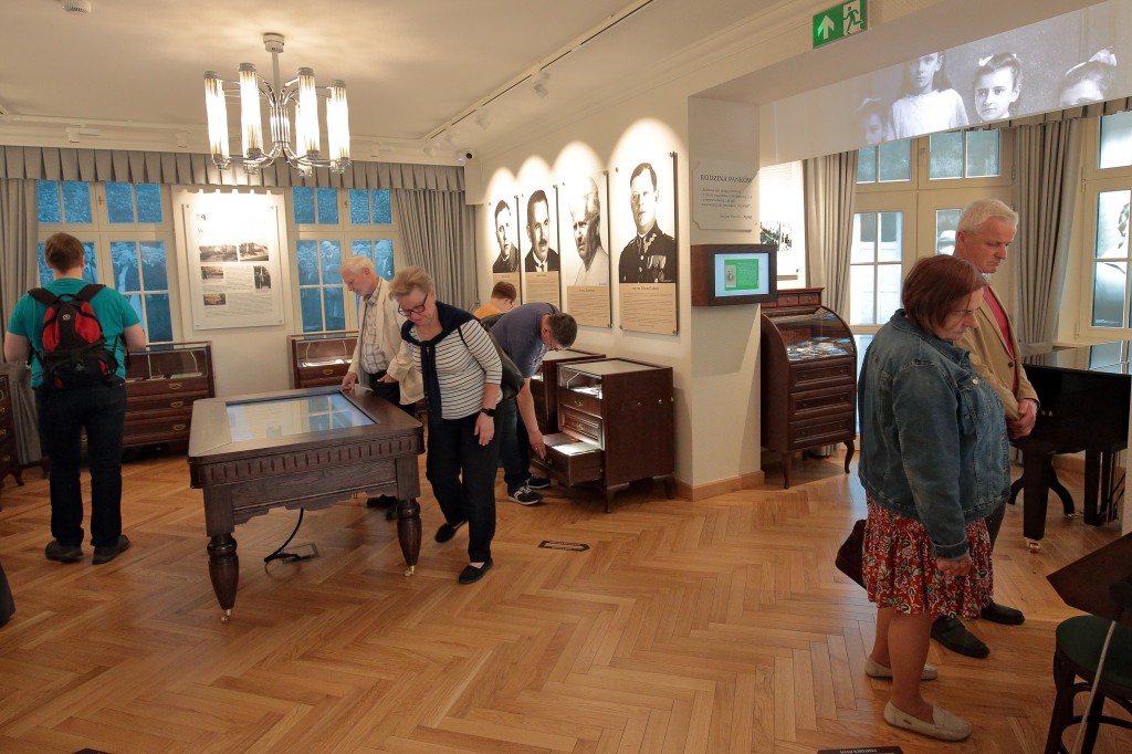 goście zwiedzają Muzeum Piaśnickie podczas nocy muzeów 2024