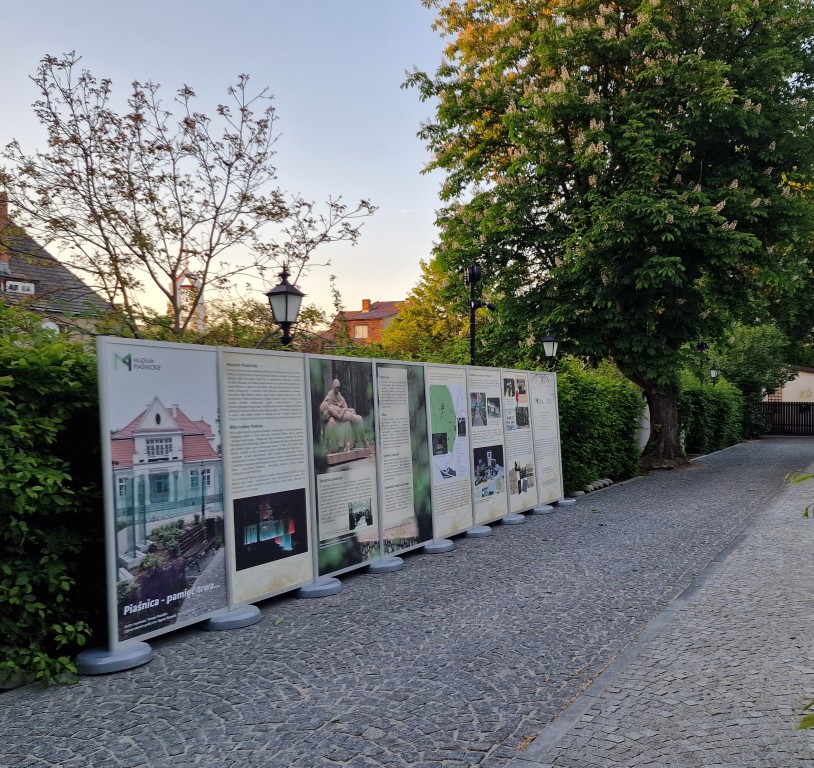 plansze wystawy czasowej w ogrodzie przed Muzeum Piaśnickim