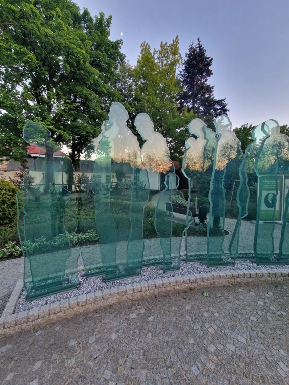 pomnik ku czci ofiar niemieckiej zbrodni pomorskiej przed Muzeum Piaśnickim