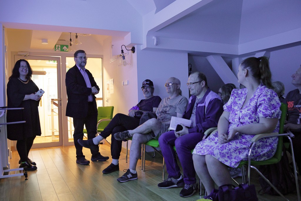 goście oglądają projekcję filmową w Muzeum Piaśnickim