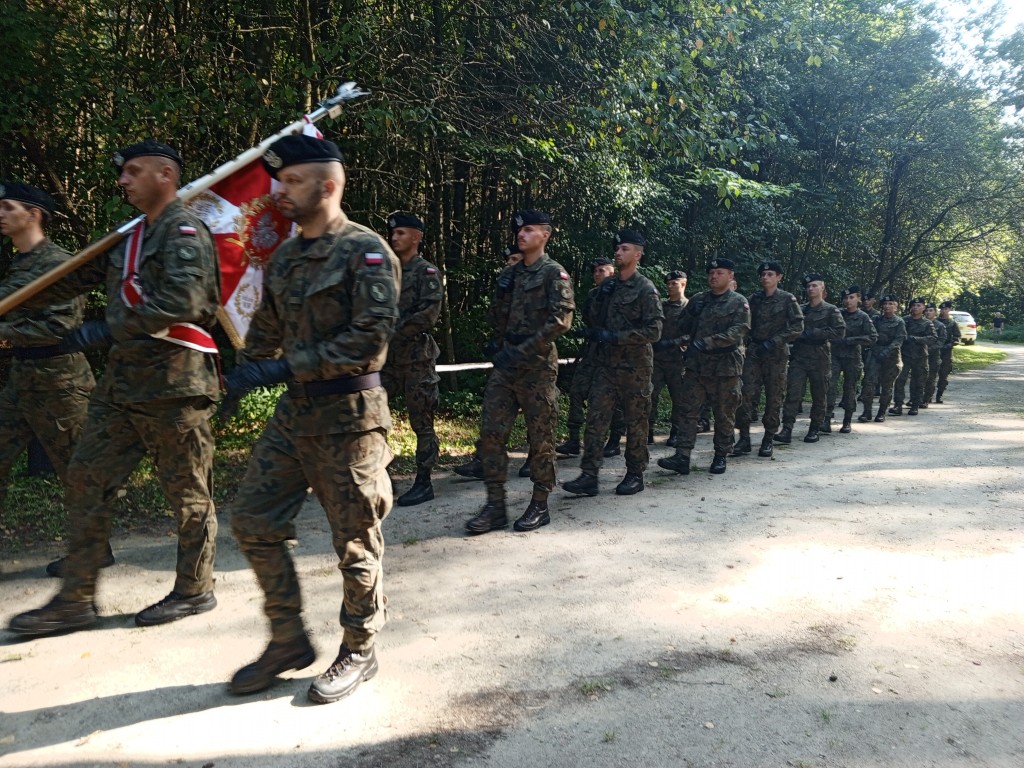 grupa żołnierzy maszeruje podczas uroczystości w Białej