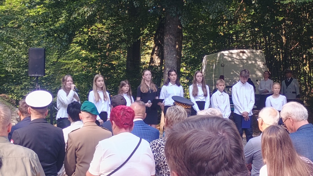 młodzież występuje podczas uroczystości w Białej