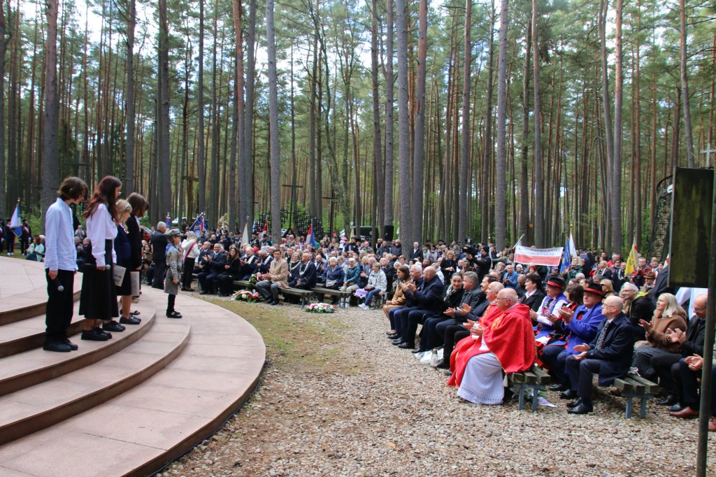 uczestnicy uroczystości w Lesie Piaśnickim