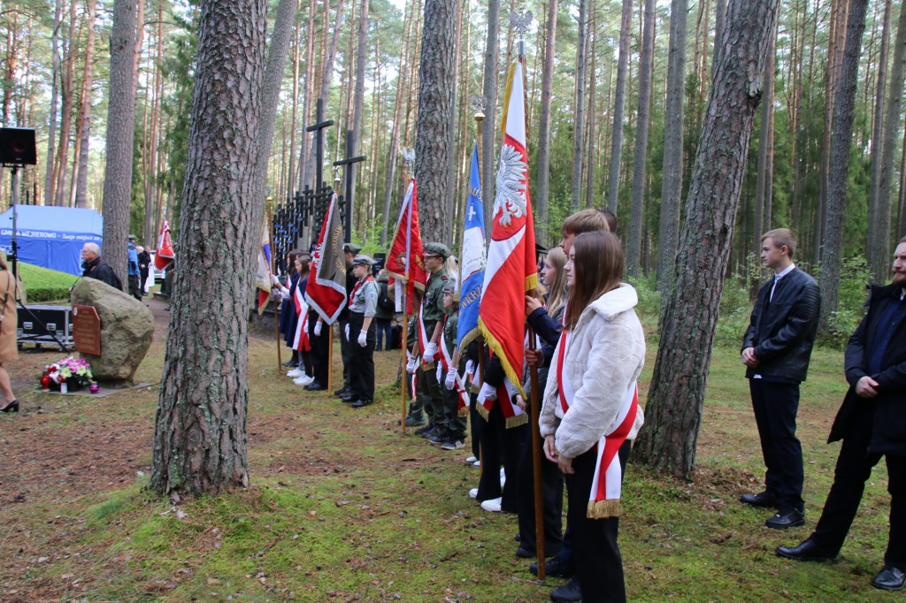 uczniowie stoją ze sztandarami podczas uroczystości w Lesie Piaśnickim