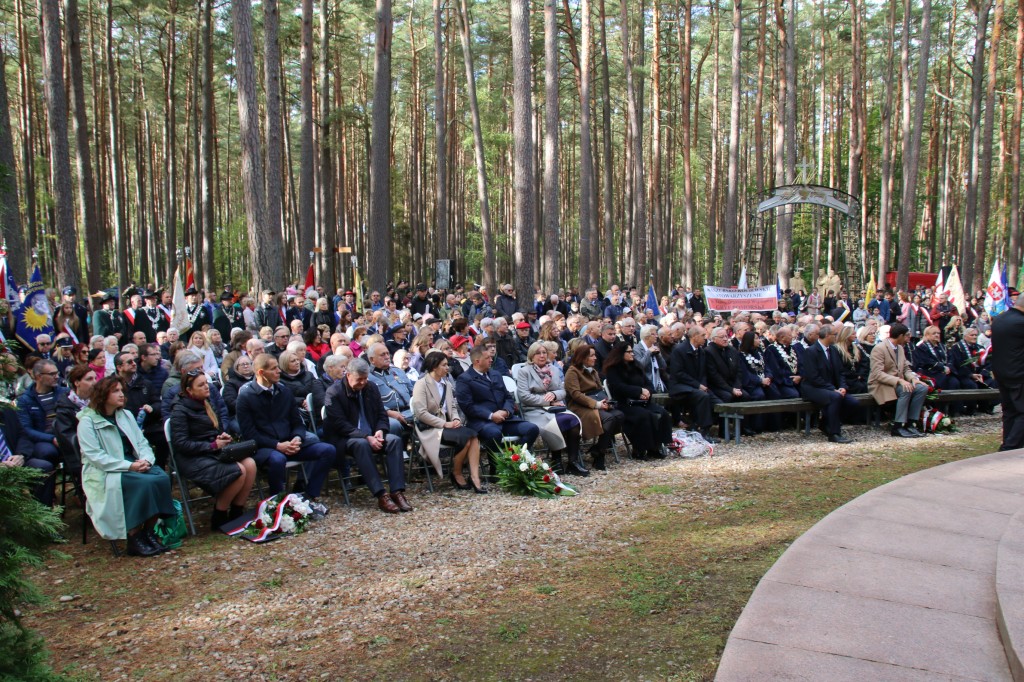 widok na uczestników uroczystości w Lesie Piaśnickim