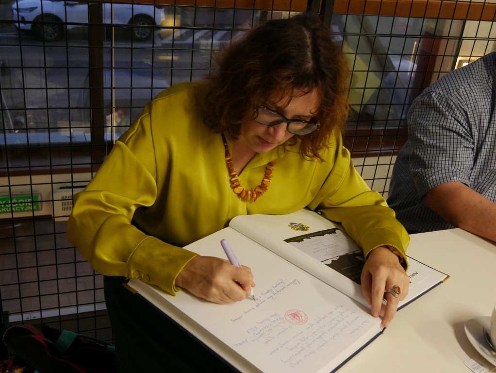pani kierownik wpisuje się do księgi gości w Muzeum Ziemi Puckiej