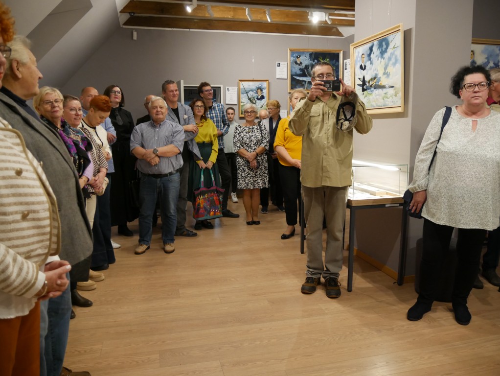 uczestnicy wernisażu wystawy w Muzeum Ziemi Puckiej