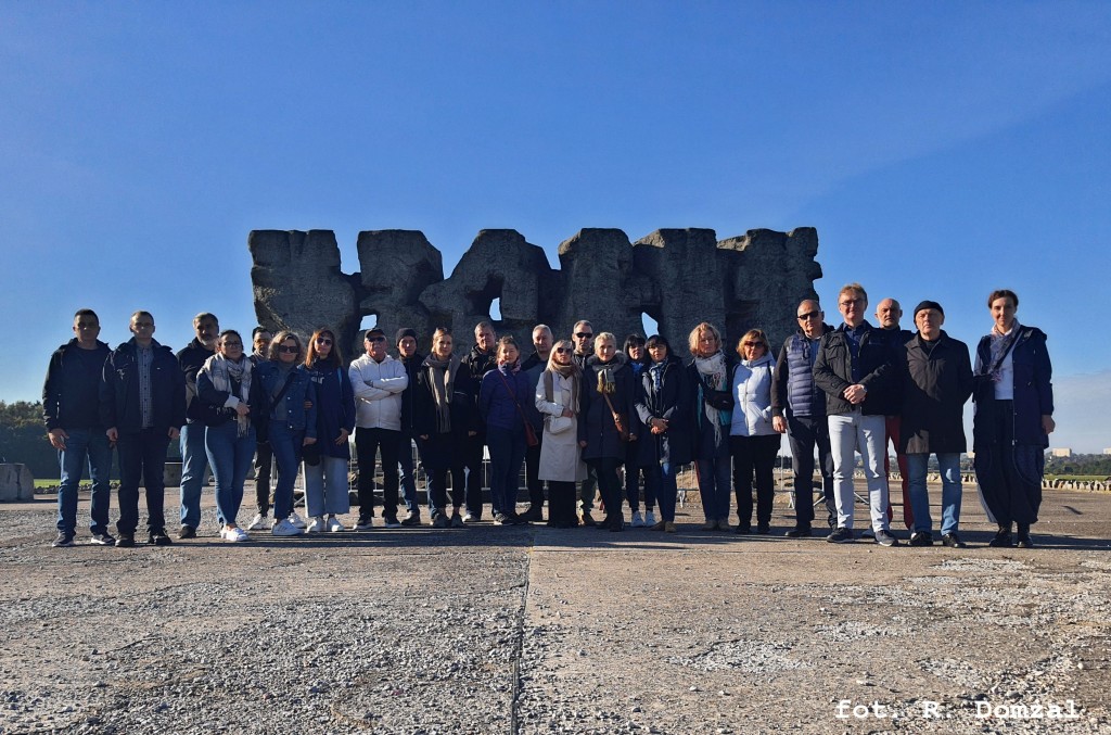 pracownicy Muzeum Stutthof i Muzeum Piaśnickiego pozują do zdjęcia w Majdanku