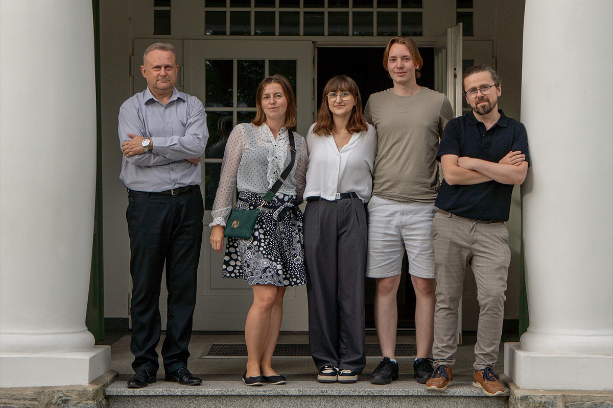 ekipa filmowa z pracownikiem przed Muzeum Piaśnickim