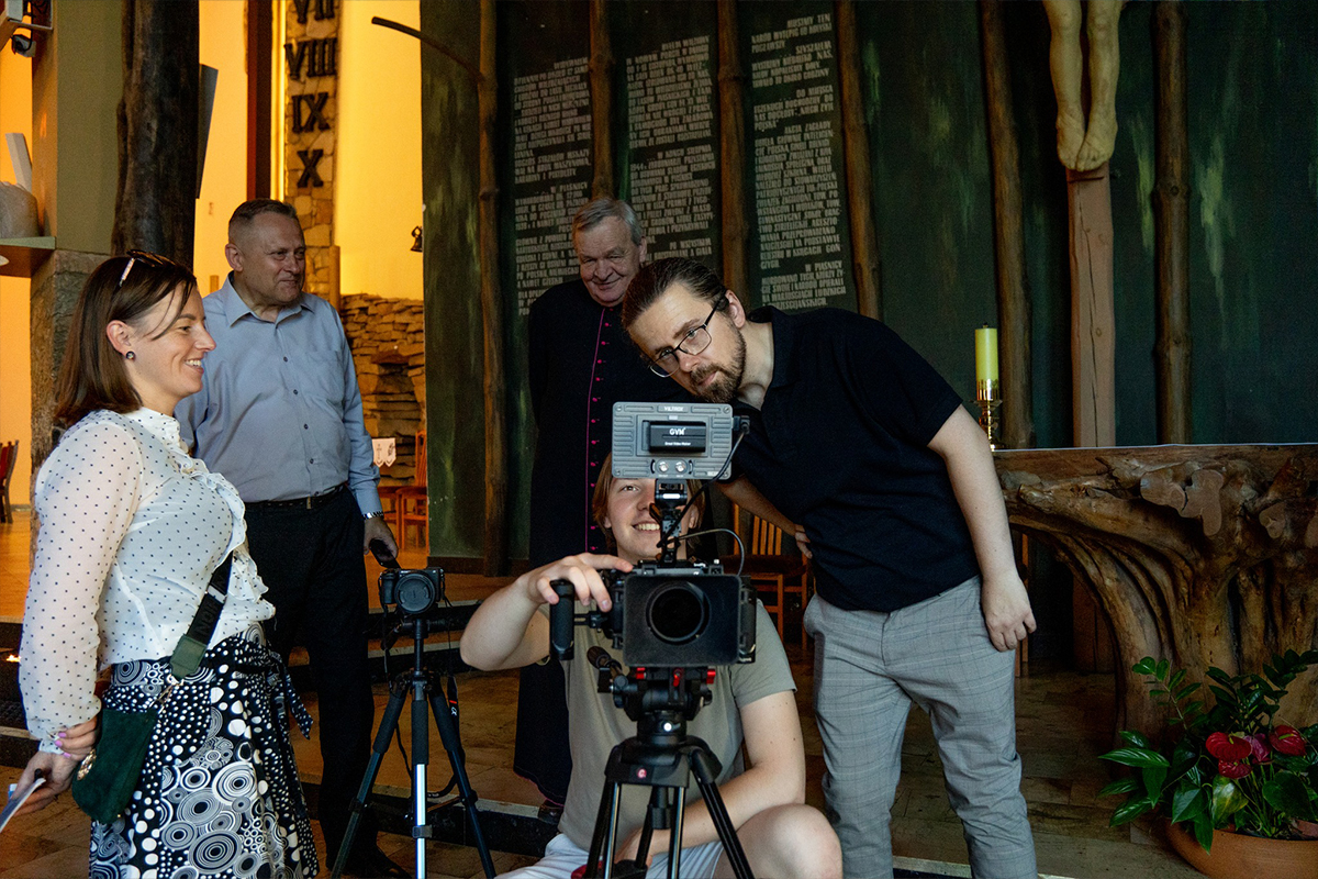 ekipa filmowa podczas nagrywania filmu Świadectwo o Piaśnicy