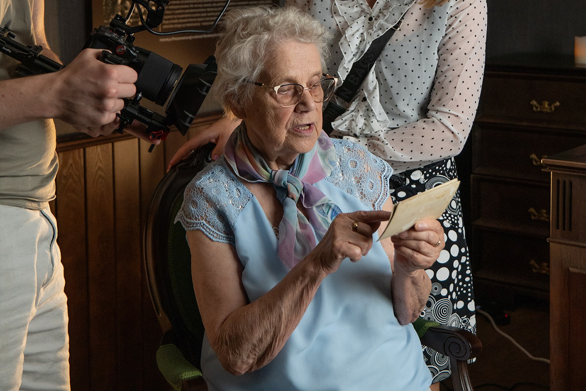 Pani czyta relację z kartki podczas nagrywania filmu o Piaśnicy