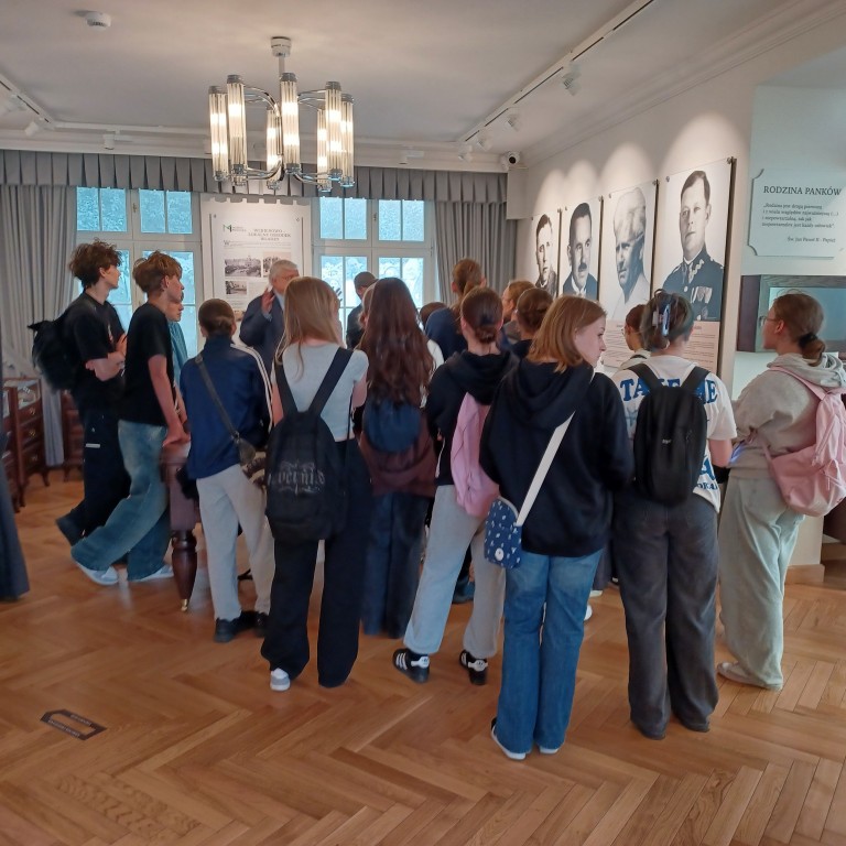 młodzież wysłuchuje pracownika Muzeum Piaśnickiego