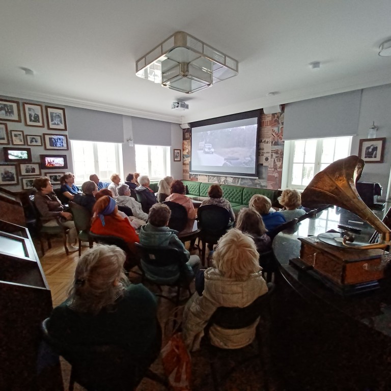 grupa seniorów ogląda film o Piaśnicy w Muzeum