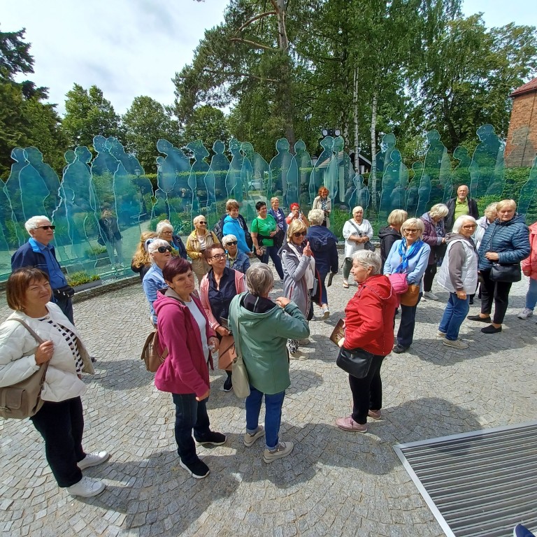 grupa seniorów przed Muzeum Piaśnickim w Wejherowie