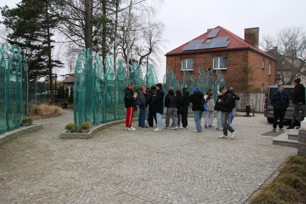 młodzież szkolna w ogrodzie Muzeum Piaśnickiego w Wejherowie