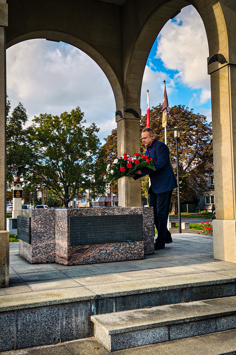 Pan składa wieniec na w bramie piaśnickiej