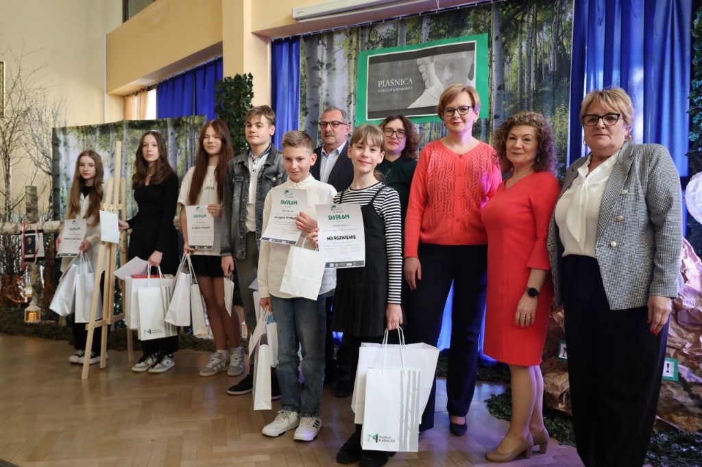 uczestnicy XIII olimpiady wiedzy o Piaśnicy w szkole podstawowej