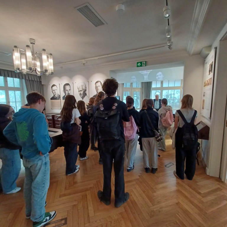 młodzież ogląda wystawę i słucha wykładu w Muzeum Piaśnickim