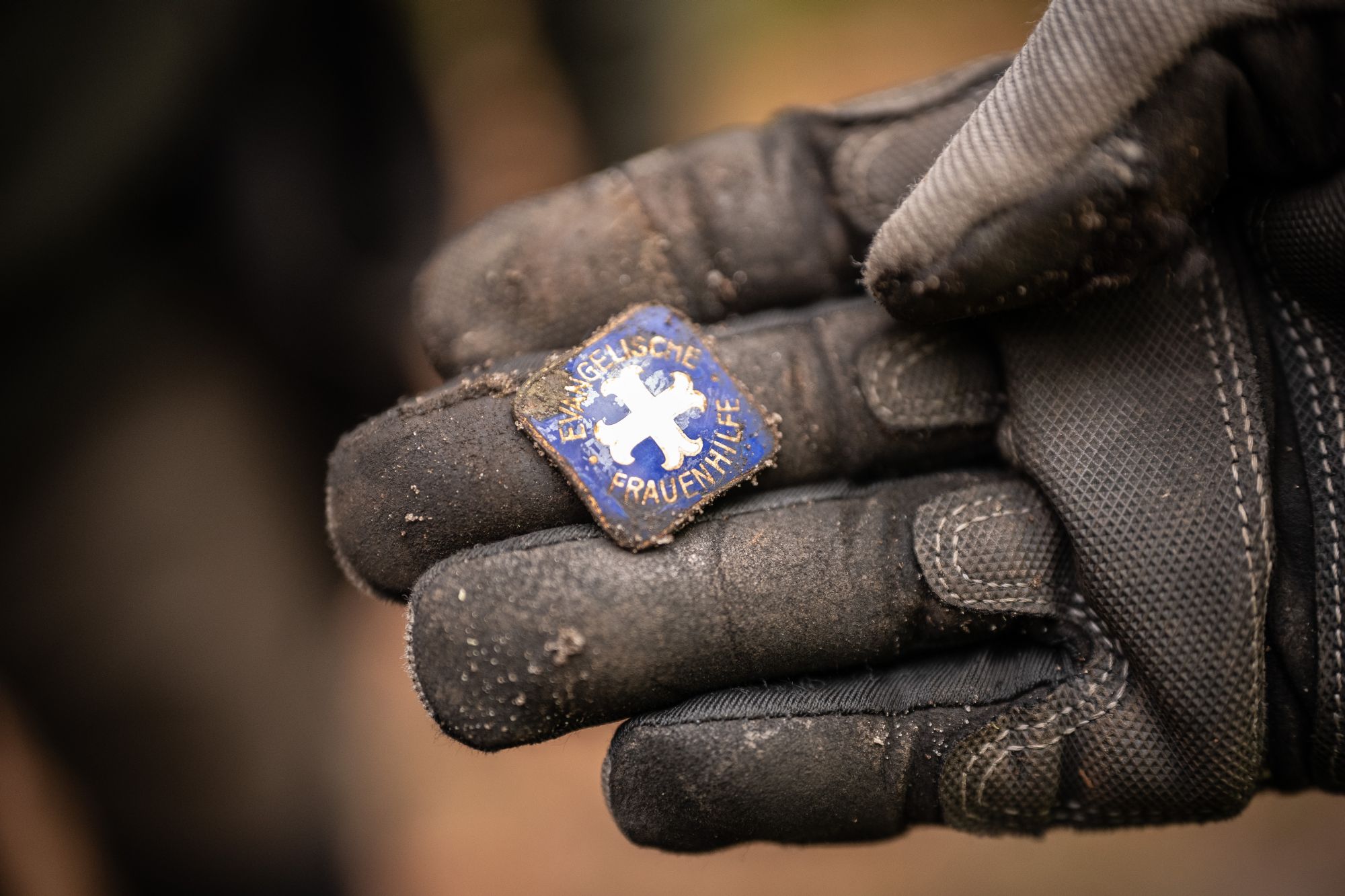 ręka pokazująca emblemat z napisem Evangelische Frauenhilfe