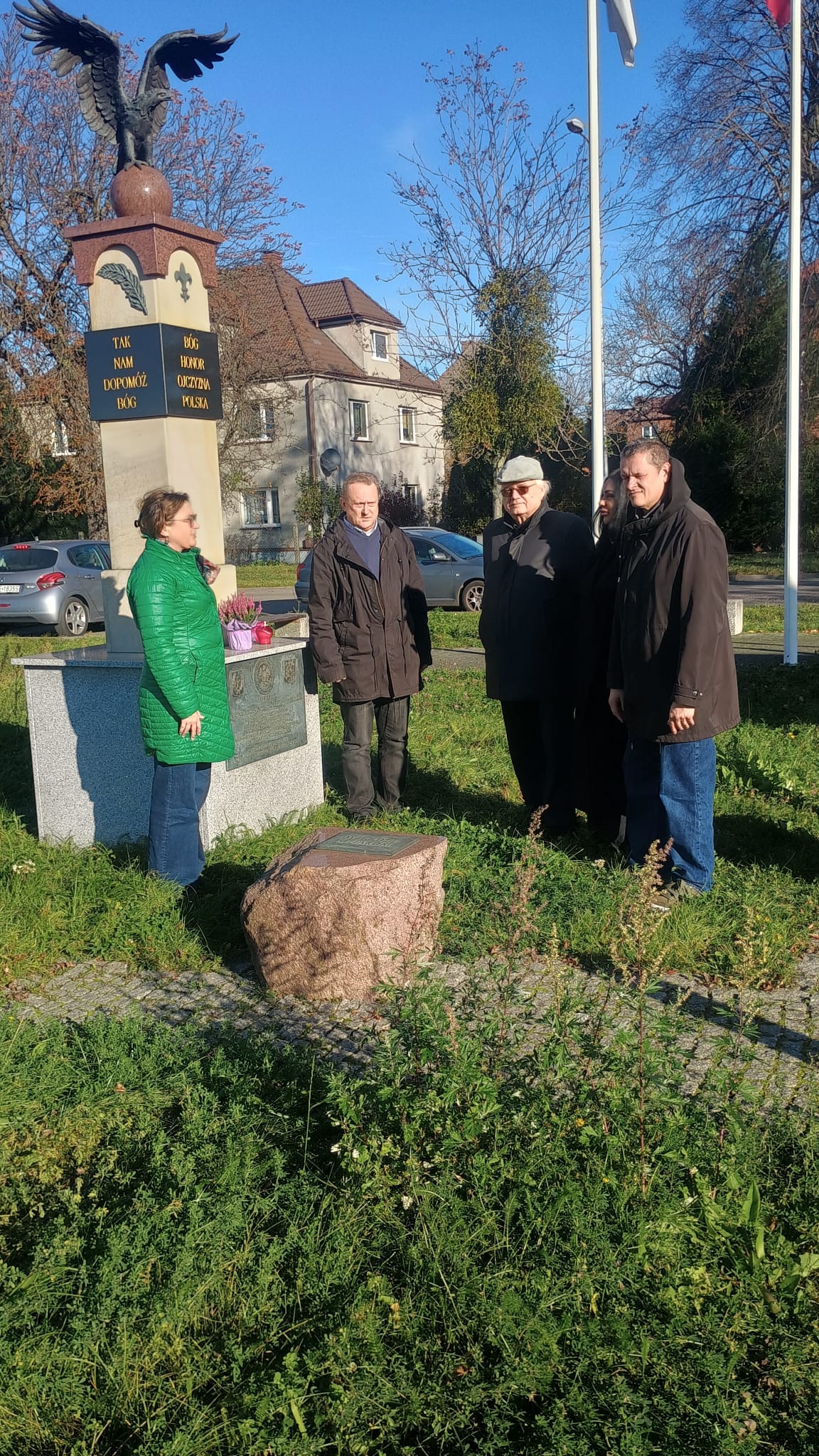pracownicy Muzeum Piaśnickiego przed pomnikiem 100-lecia odzyskania niepodległości