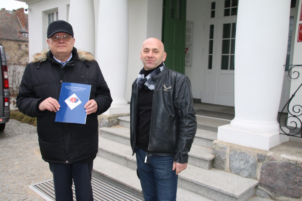 Dariusz Bąkowski z nauczycielem przed muzeum