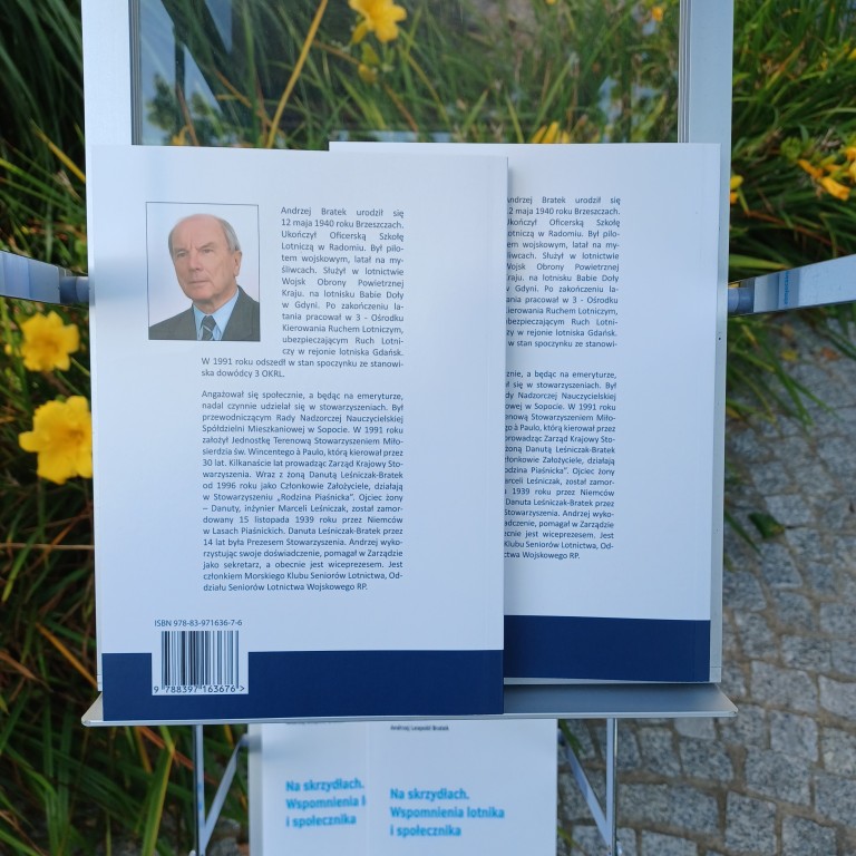 tył okładki książki "Na skrzydłach. Wspomnienia lotnika i społecznika"