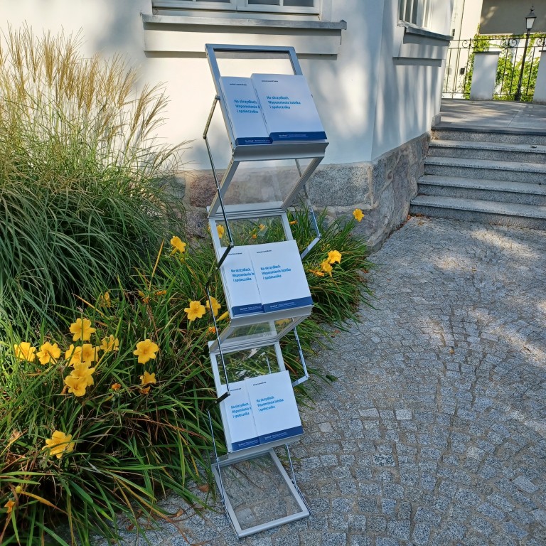 stojak z książkami Andrzeja Bratka przed Muzeum Piaśnickim