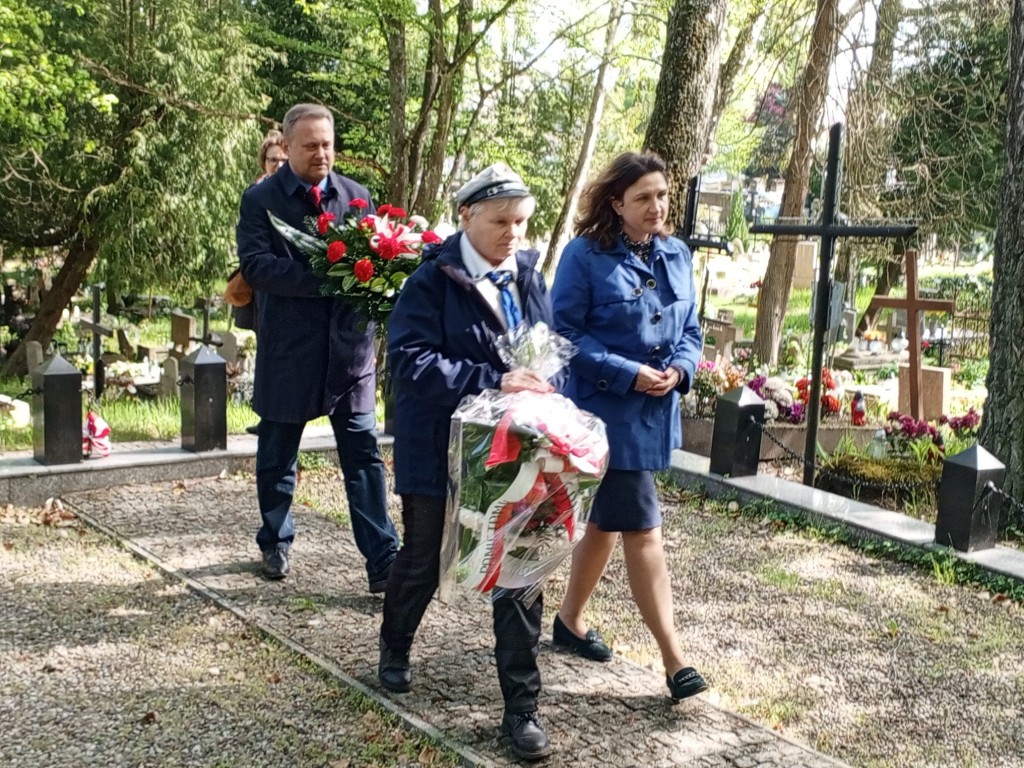 pracownicy muzeum składają wieńce przed mogiłą więźniów Stutthofu