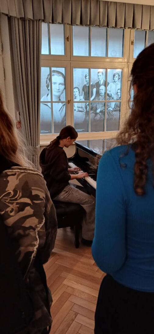 dziewczyna gra na fortepianie w Muzeum Piaśnickim