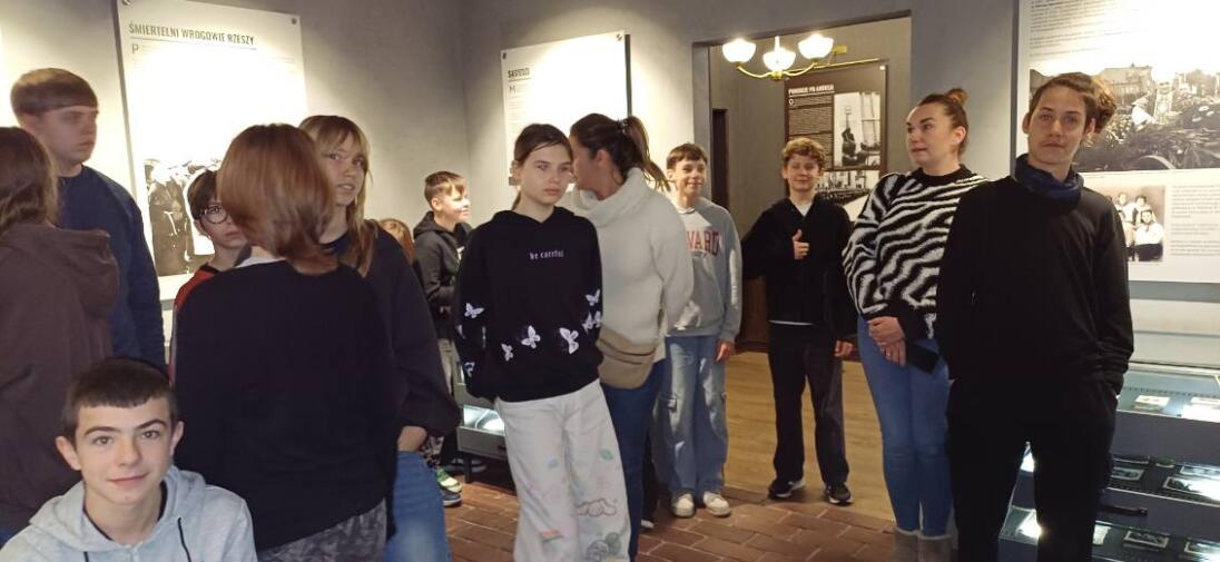 grupa uczniów ogląda wystawę w Muzeum Piaśnickim