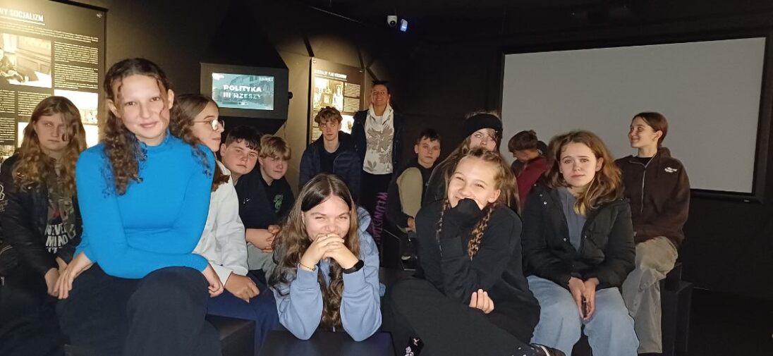 grupa uczniów pozuje do zdjęcia w Muzeum Piaśnickim