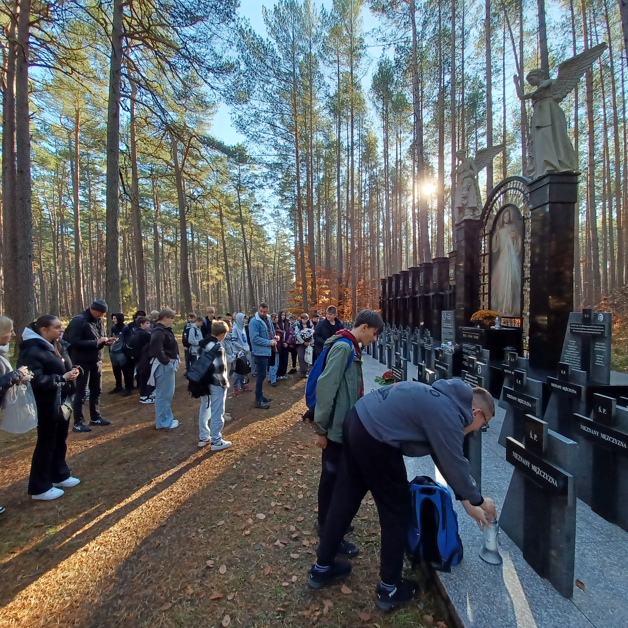 uczniowie oddają hołd ofiarą zbrodni piaśnickiej przed pomnikiem