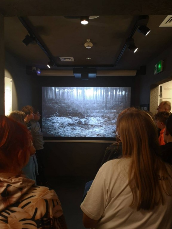 uczniowie szkoły z Żukowa oglądają film o Piaśnicy