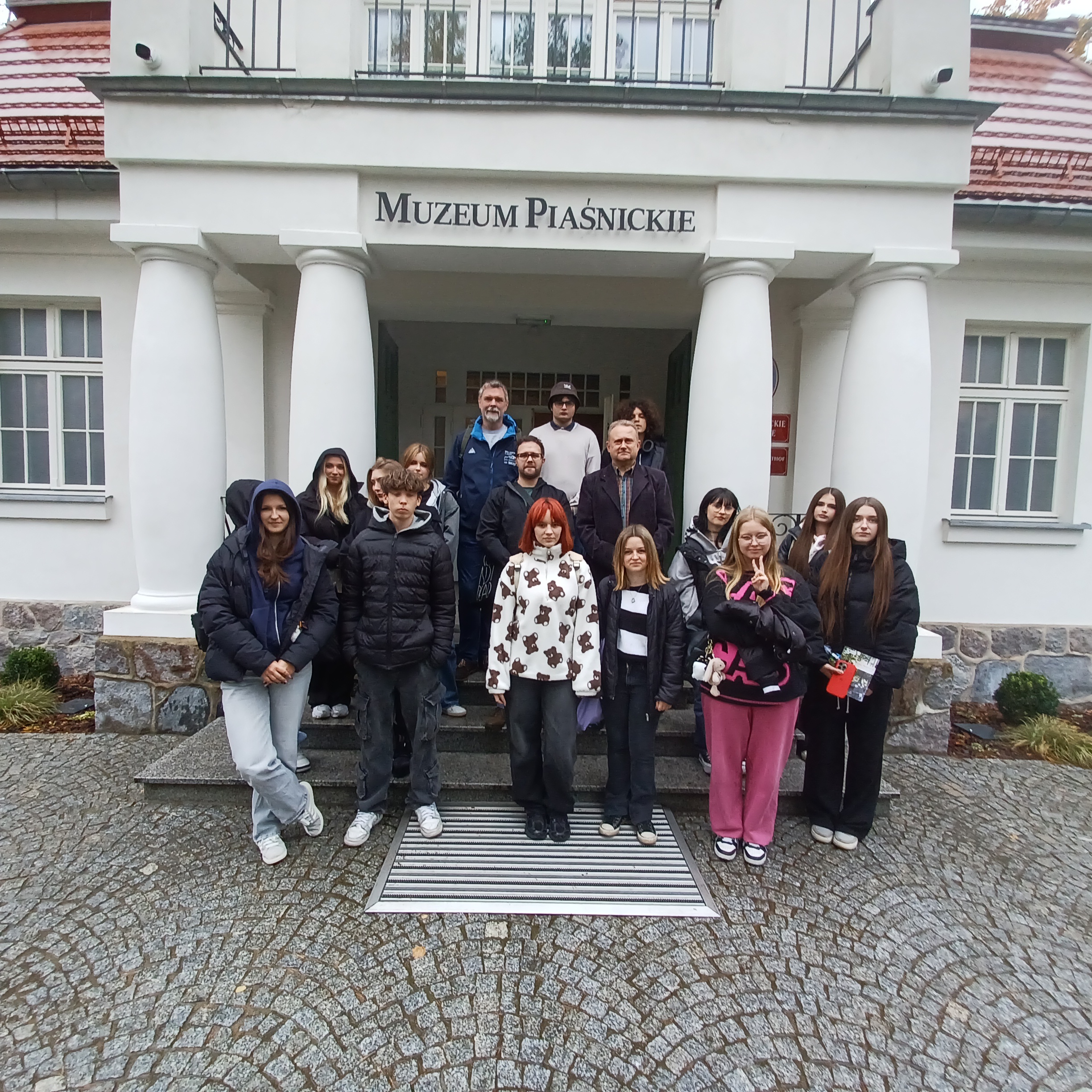 uczniowie ZSAP z Gdańska przed Muzeum Piaśnickim w Wejherowie