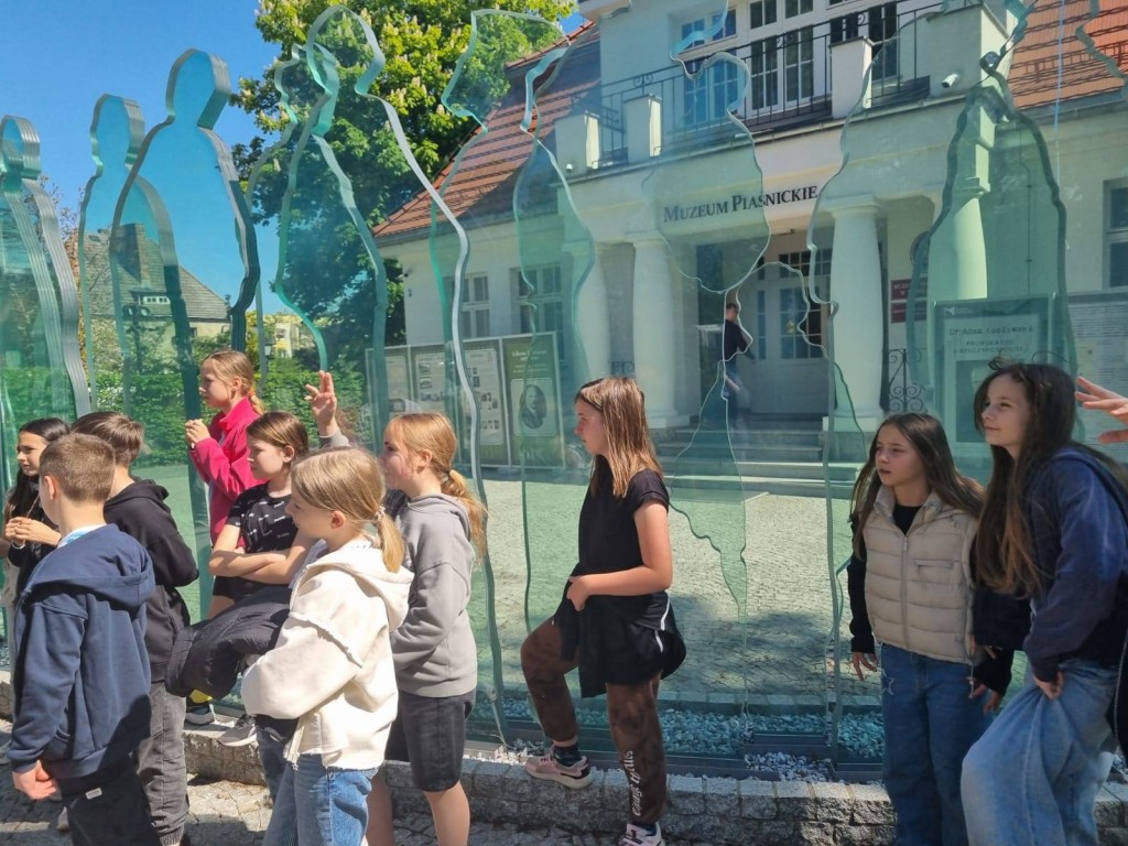 uczniowie szkoły z Żukowa przed Muzeum Piaśnickim