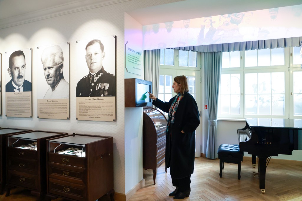 Halina Wróblewska ogląda wystawę w Muzeum Piaśnickim