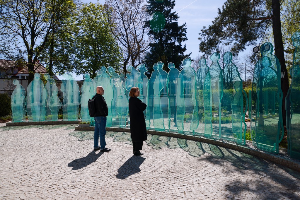 Halina Wróblewska przed Muzeum Piaśnickim w Wejherowie